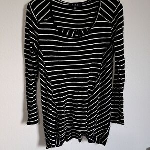 B.L.E.U Women's Top Long Sleeved Black/white Size M Curved Hemline Scoop Neck